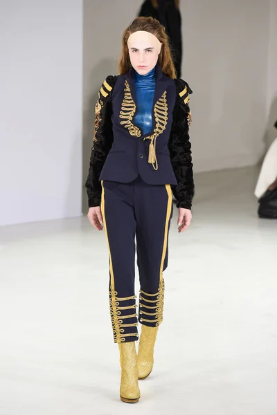 Look 16